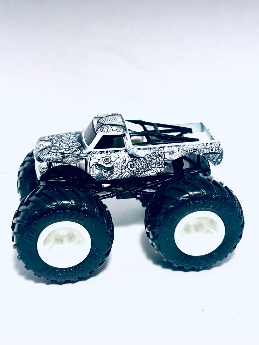 1:64 Hot Wheels Black & White Chassis Snapper Diecast Monster Truck